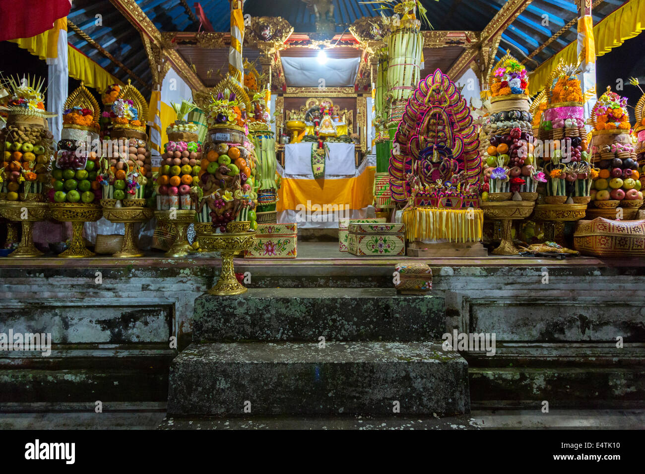 Bali, Indonesia. Offerte di Tempio di frutta, uova e dolci nella speranza di un buon raccolto di riso, Pura Dalem tempio indù, Dlod Blun Foto Stock