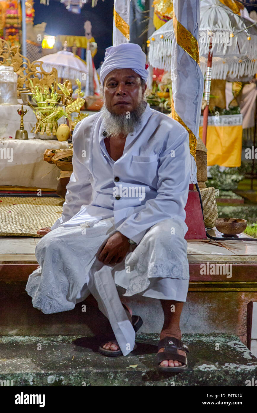 Bali, Indonesia. Sacerdote indù, Pura Dalem tempio, Dlod Blungbang Village. Foto Stock