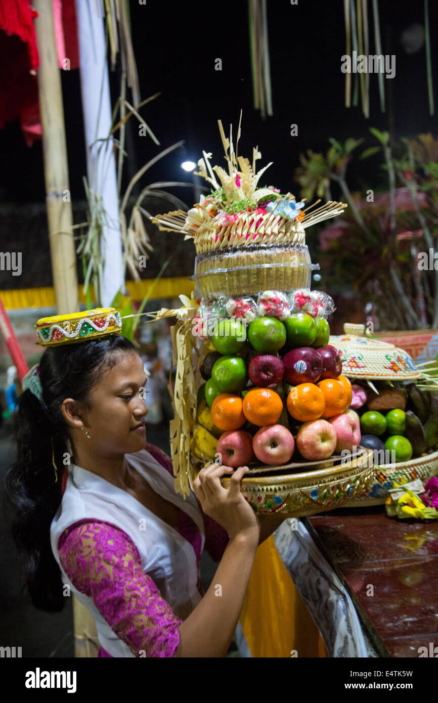 Bali, Indonesia. Giovane donna Indù collocando un offerta al tempio nella speranza di un buon raccolto di riso. Foto Stock Bali, Indonesia. Giovane donna Indù collocando un offerta al tempio nella speranza di un buon raccolto di riso. Foto Stock