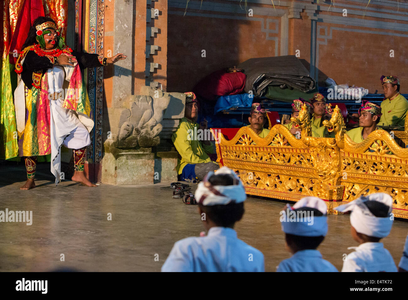 Bali, Indonesia. La ballerina rivivere scene Balinese mitologia indù, una cerimonia nella speranza di un abbondante raccolto di riso. Foto Stock Bali, Indonesia. La ballerina rivivere scene Balinese mitologia indù, una cerimonia nella speranza di un abbondante raccolto di riso. Foto Stock