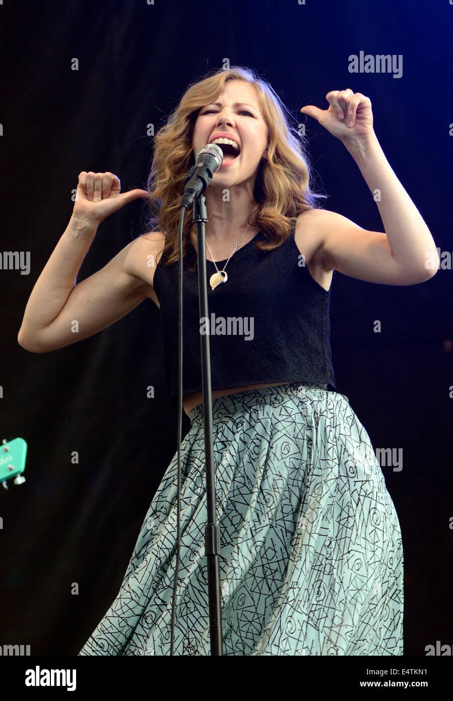 New York, NY, STATI UNITI D'AMERICA. 16 Luglio, 2014. Rachel Prezzo del lato lago Drive sul palco per il lowdown Hudson Blues Festival, luogo di Brookfield Waterfront Plaza, New York, NY Luglio 16, 2014. Credito: Derek Storm/Everett raccolta/Alamy Live News Foto Stock