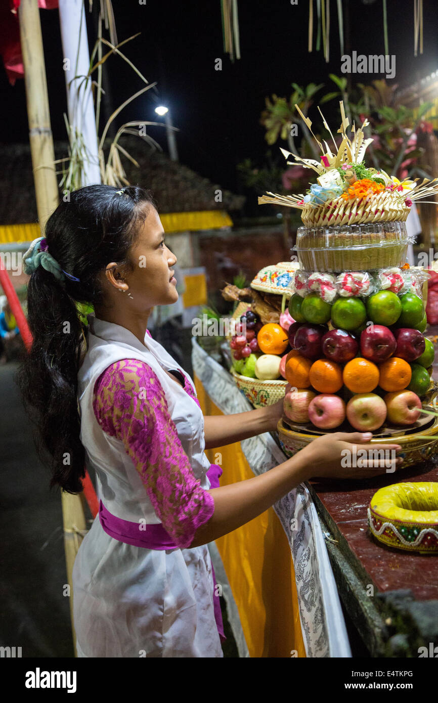Bali, Indonesia. Giovane donna Indù collocando un offerta al tempio nella speranza di un buon raccolto di riso. Foto Stock Bali, Indonesia. Giovane donna Indù collocando un offerta al tempio nella speranza di un buon raccolto di riso. Foto Stock