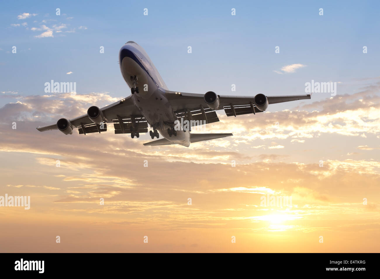 Aereo partì al tramonto con il cielo drammatico Foto Stock