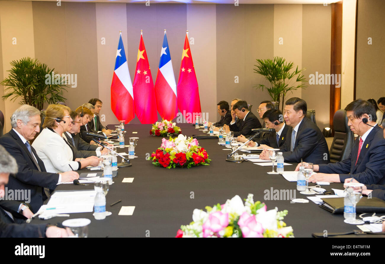 (140716) -- BRASILIA, 16 luglio 2014 (Xinhua) -- Il presidente cinese Xi Jinping incontra il Presidente cileno Michelle Bachelet a Brasilia, Brasile, 16 luglio 2014. (Xinhua/Xie Huanchi) (lfj) Foto Stock