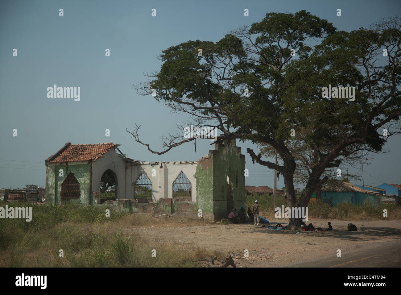 Malanje città Africa Angola vita quotidiana chiesa abbandonata Foto Stock