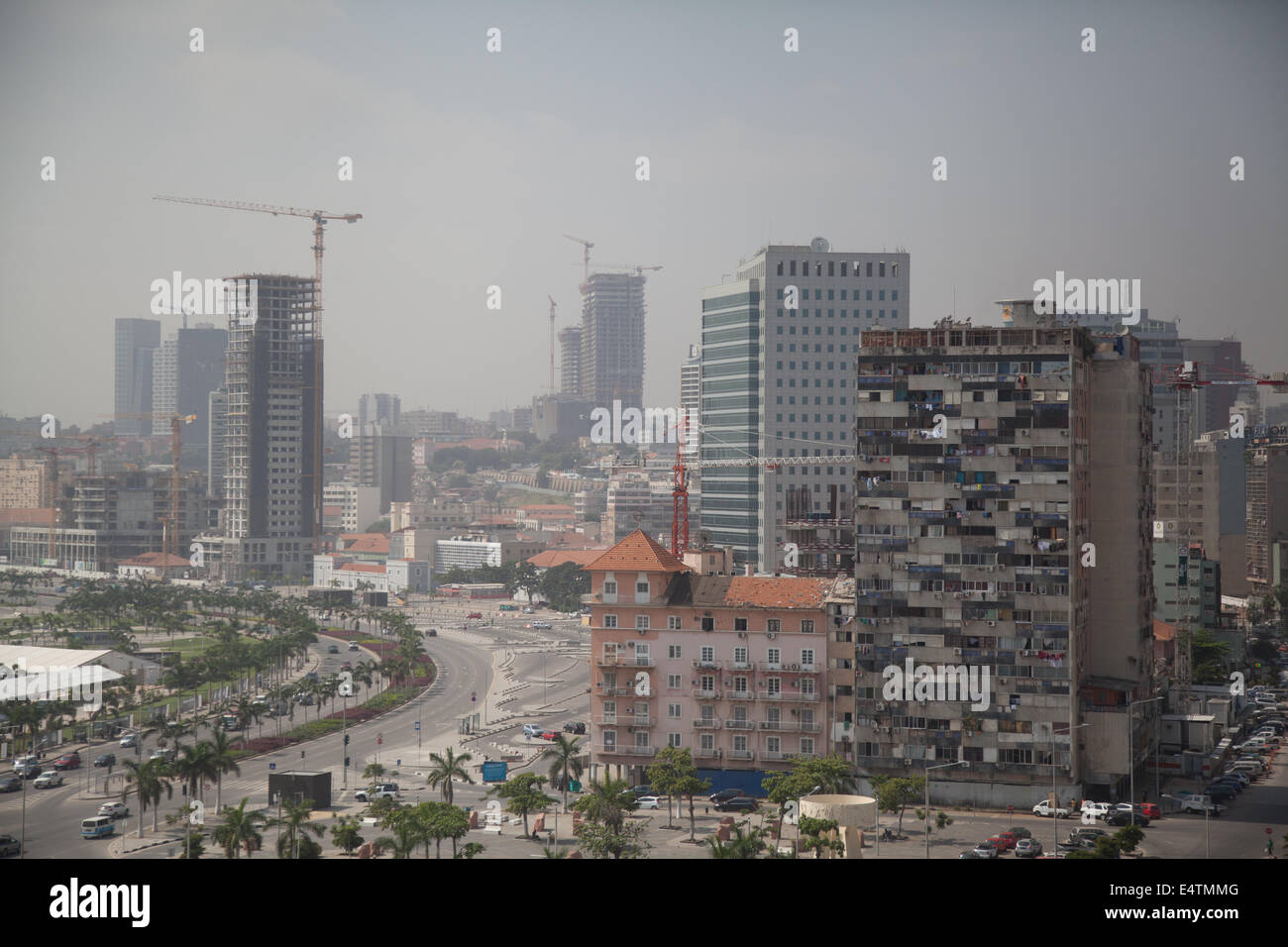 Angola Luanda edifici profilo paese cityscape la vita della città di nuovo sky raschiatori in città Foto Stock