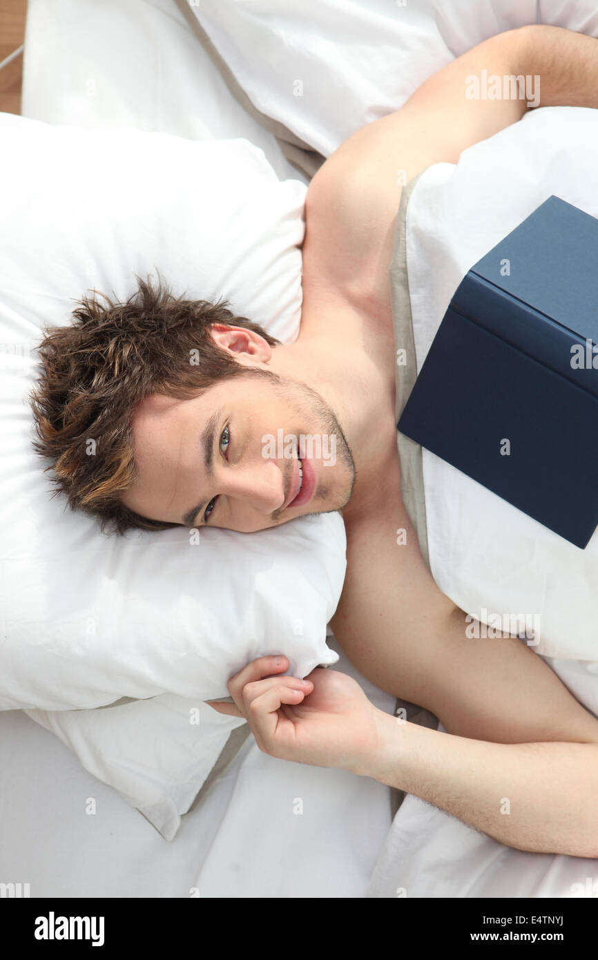 Uomo nel letto libro di lettura Foto Stock
