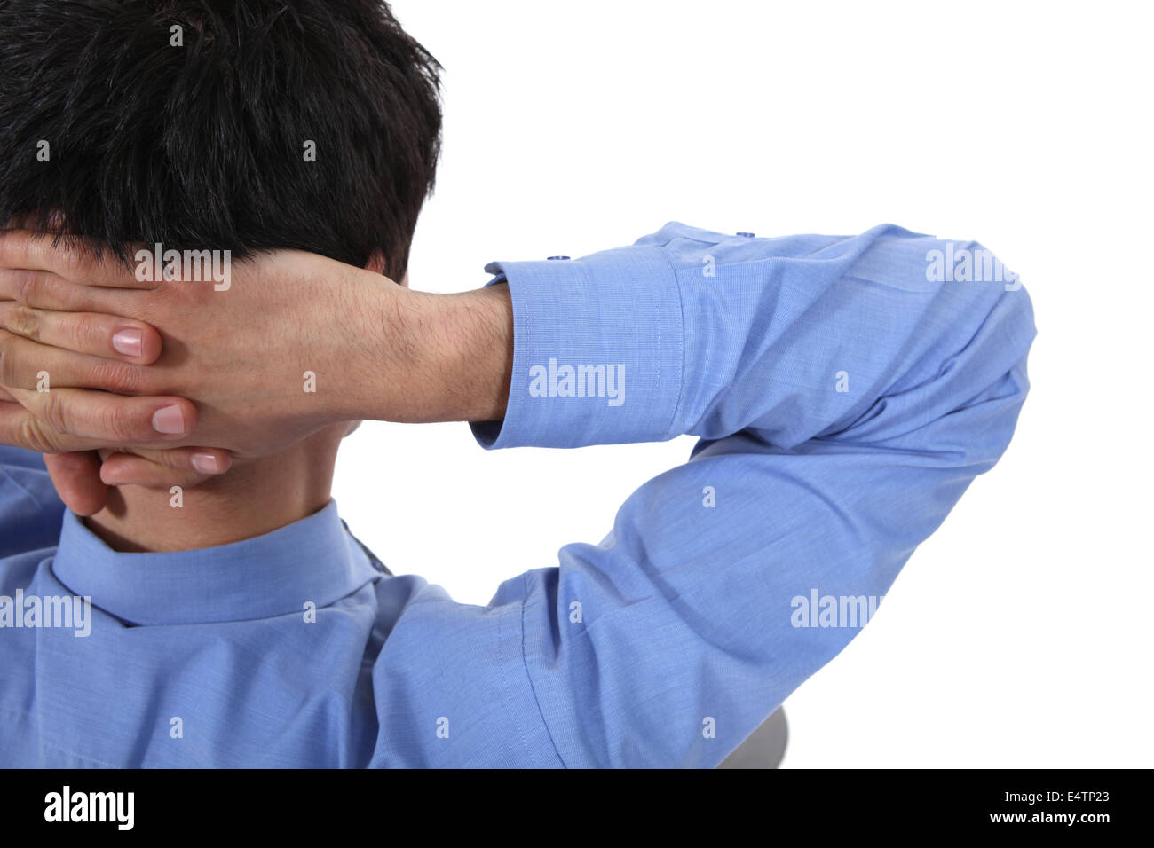 Uomo con le sue mani incrociate dietro il suo collo Foto Stock