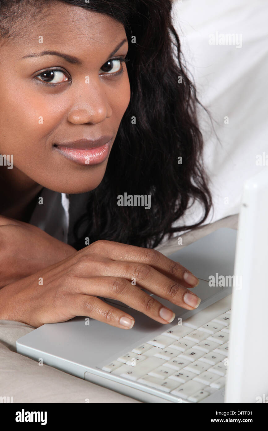 Donna afroamericana utilizzando laptop Foto Stock