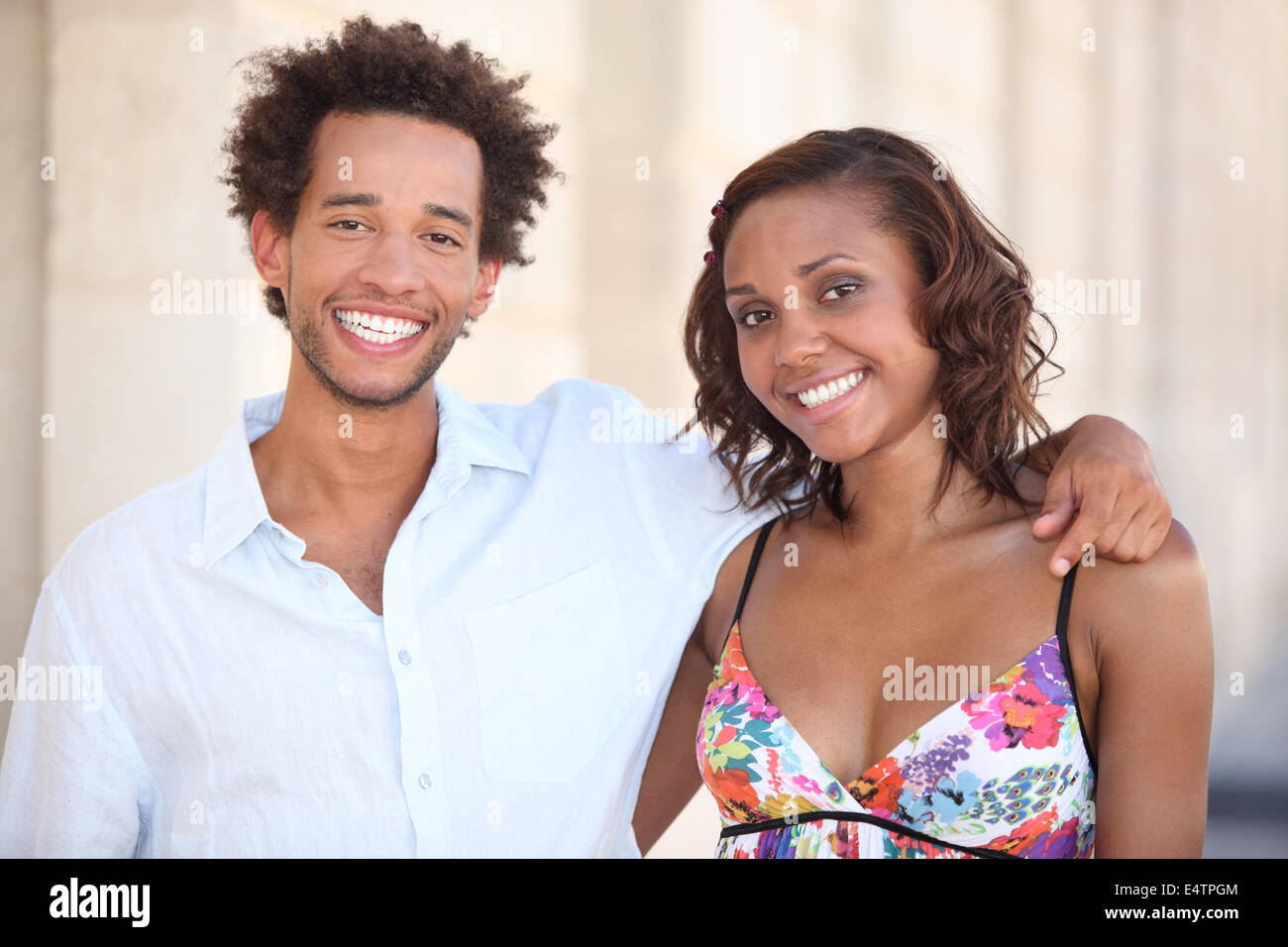 Coppia sorridente abbracciando Foto Stock