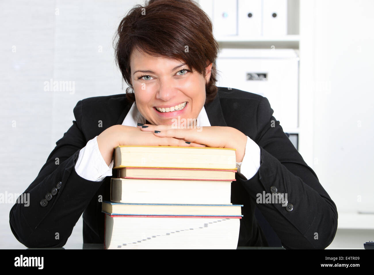 Dedicato operosi donna professionale Foto Stock