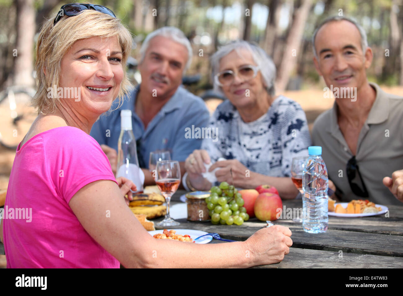 Coppia di amici per mangiare al fresco Foto Stock