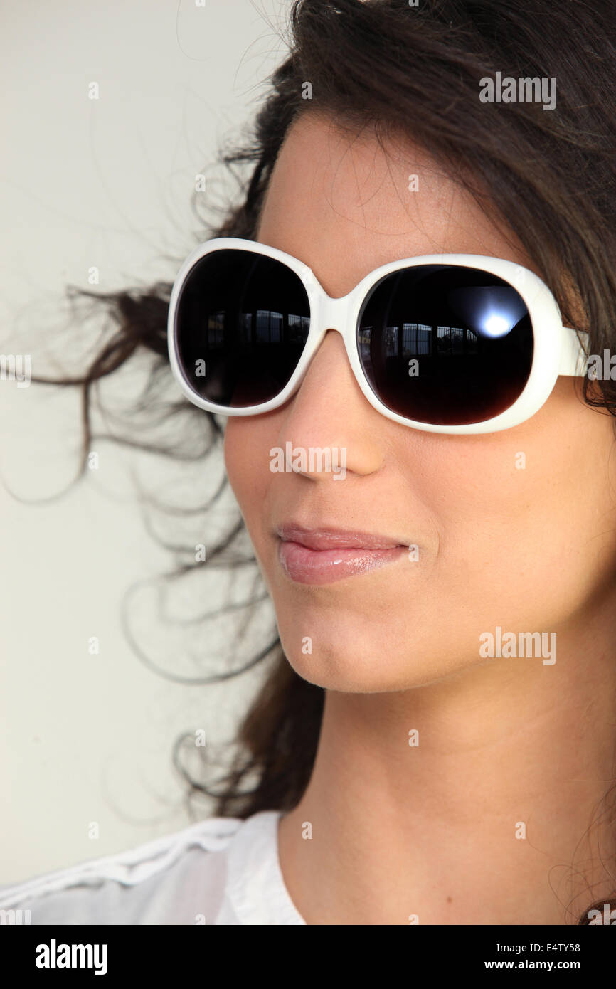 Donna che indossa gli occhiali da sole Foto Stock