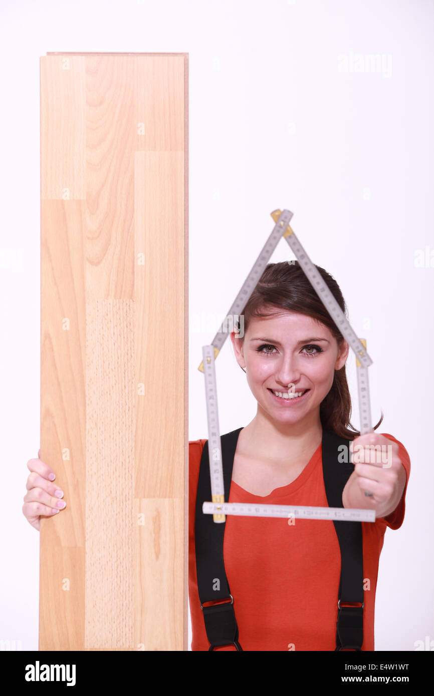 Ritratto di una donna con asse di legno Foto Stock