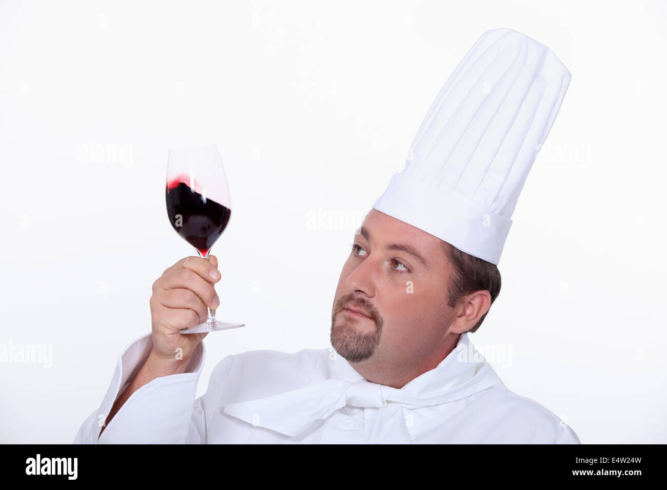 Lo chef con un bicchiere di vino rosso Foto Stock