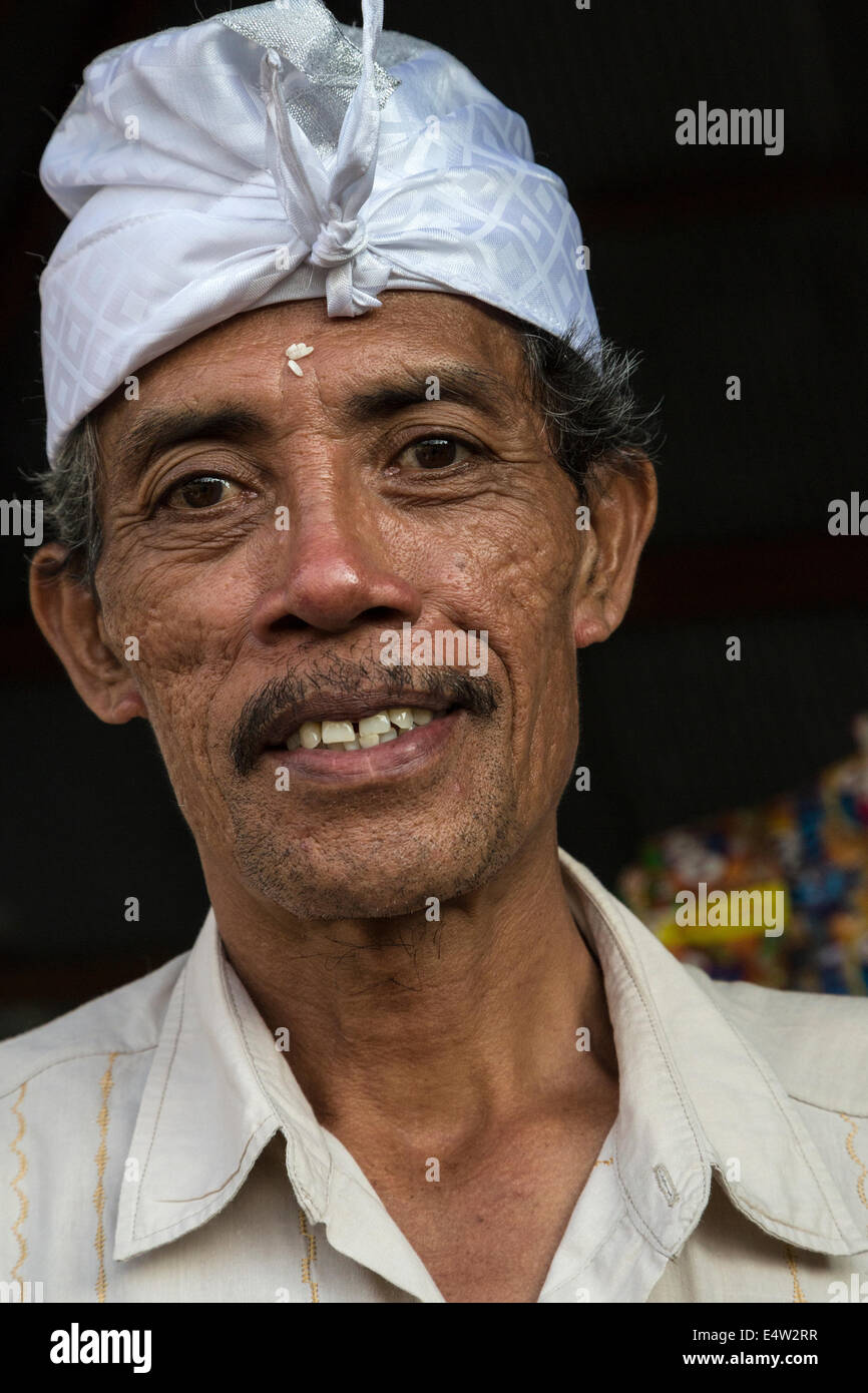 Bali, Indonesia. Di mezza età indù Balinese uomo che indossa un Udeng, il tradizionale design Balinese testa maschio panno. Foto Stock