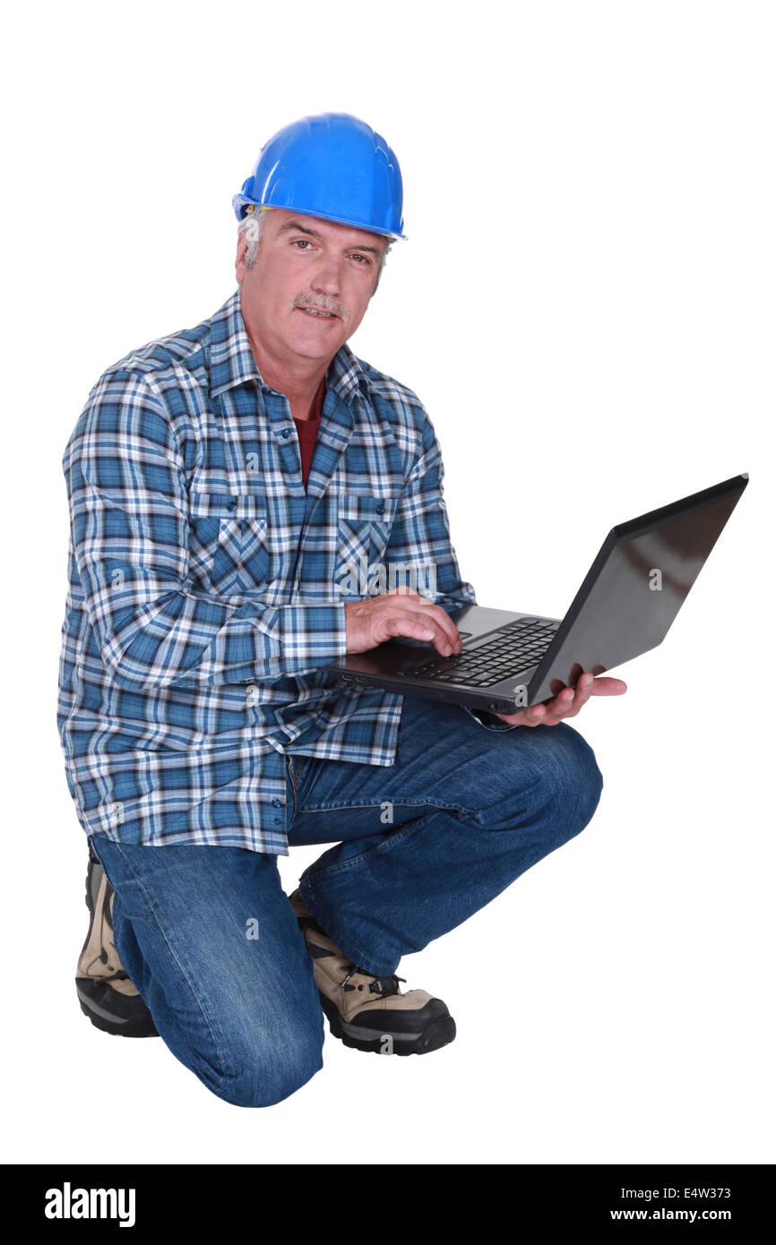 Artigiano maggiore con il computer portatile Foto Stock