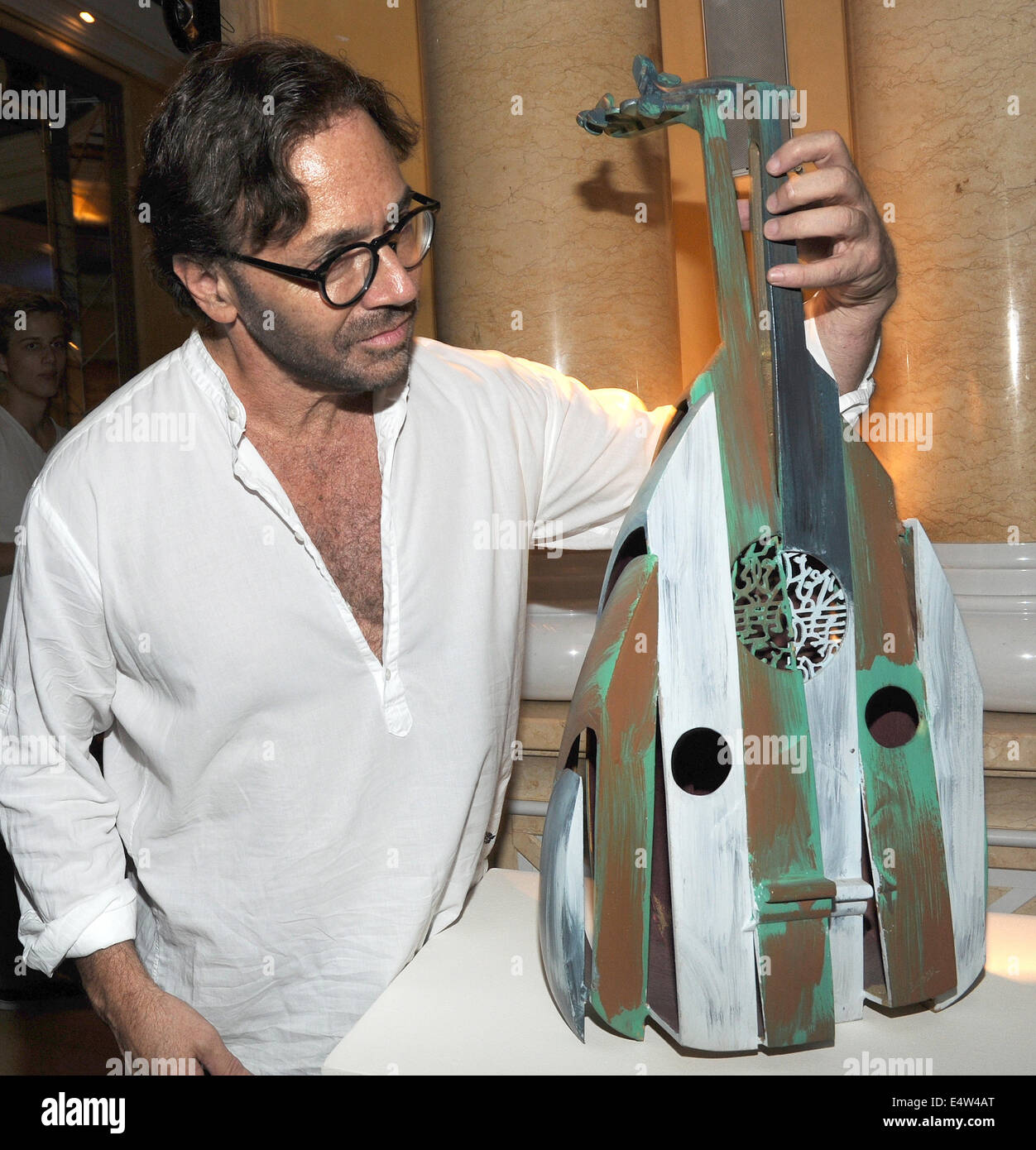 Monaco di Baviera, Germania. 16 Luglio, 2014. Fusion italo-americano e il chitarrista jazz Al Di Meola pone con una chitarra, un'opera dell artista francese Arman durante la fase di apertura del Jazz estate 2014 all'Hotel Bayerischer Hof a Monaco di Baviera, Germania, 16 luglio 2014. Il festival con interantional stelle continua fino al 20 luglio 2014. Foto: Ursula DUEREN/dpa/Alamy Live News Foto Stock