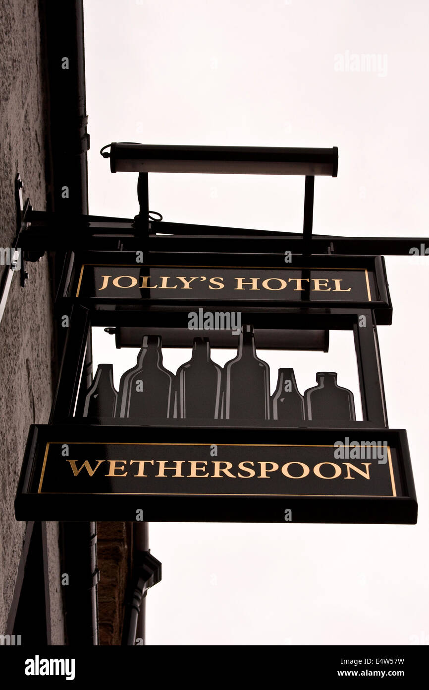 Ritratto del Jolly Hotel Pub Wetherspoon segno a Broughty Ferry a Dundee, Regno Unito Foto Stock