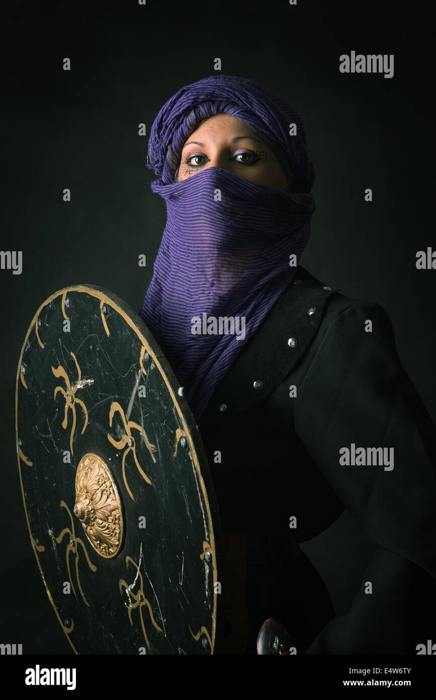 La donna araba ritratto guerriero contro uno sfondo scuro Foto Stock