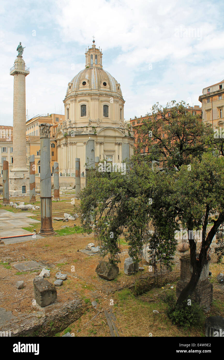 La Colonna di Traiano e la chiesa cattolica SS Nome di Maria a Roma, Italia. Foto Stock