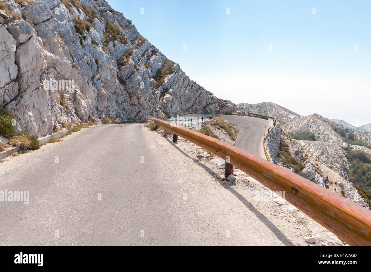 Curva sulla strada tortuosa in montagna Biokovo, Croazia. Foto Stock