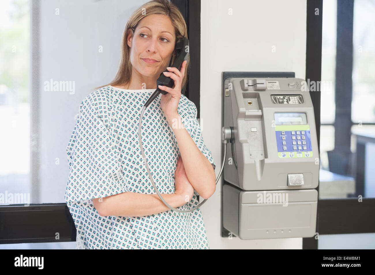 Femalepatient in attesa sul telefono Foto Stock