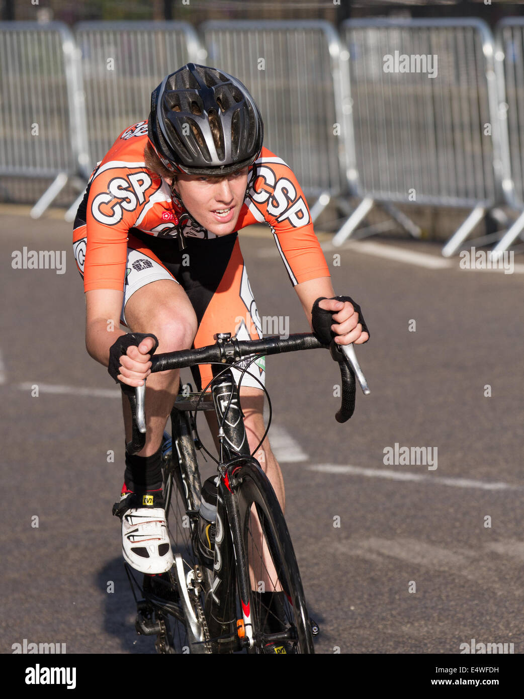 Colne Lancashire, Regno Unito 16 luglio, 2014. Colne Grand Prix Cycle Race 2014. La gara è parte della British Ciclismo Elite circuito nazionale di serie e ha avuto luogo su un chiuso-road 800m circuito intorno al Colne unidirezionale sistema, rendendo per un veloce ed eccitante spettacolo. Come una prova del Campionato Nazionale di Serie Elite, i piloti di vertice nel paese prendere parte. Credito: Mar fotografico/Alamy Live News. Foto Stock