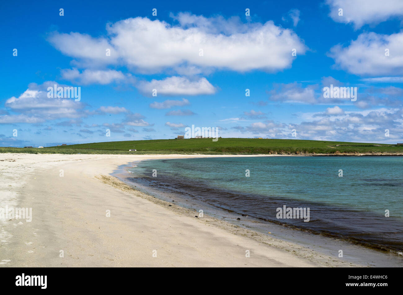 dh Ayre di Cara BURRAY ORKNEY Scozia Orkney spiaggia nessuno mare blu cielo nuvole tranquilla costa britannica sabbia sole estivo isole mare sole Foto Stock