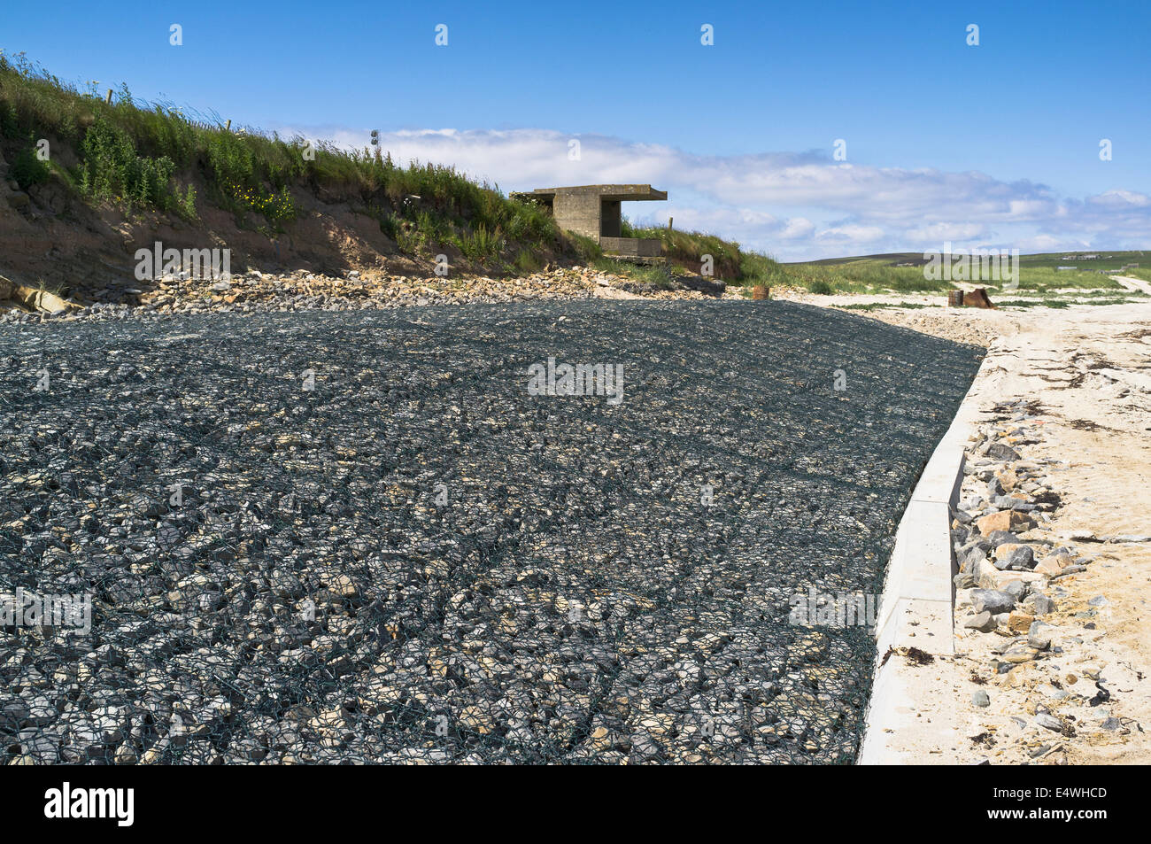 Dh gabbione parete erosione costiera del Regno Unito costa delle Orkney Sea difesa del Regno Unito ha eroso difese gabions spiaggia balneare a parete Foto Stock