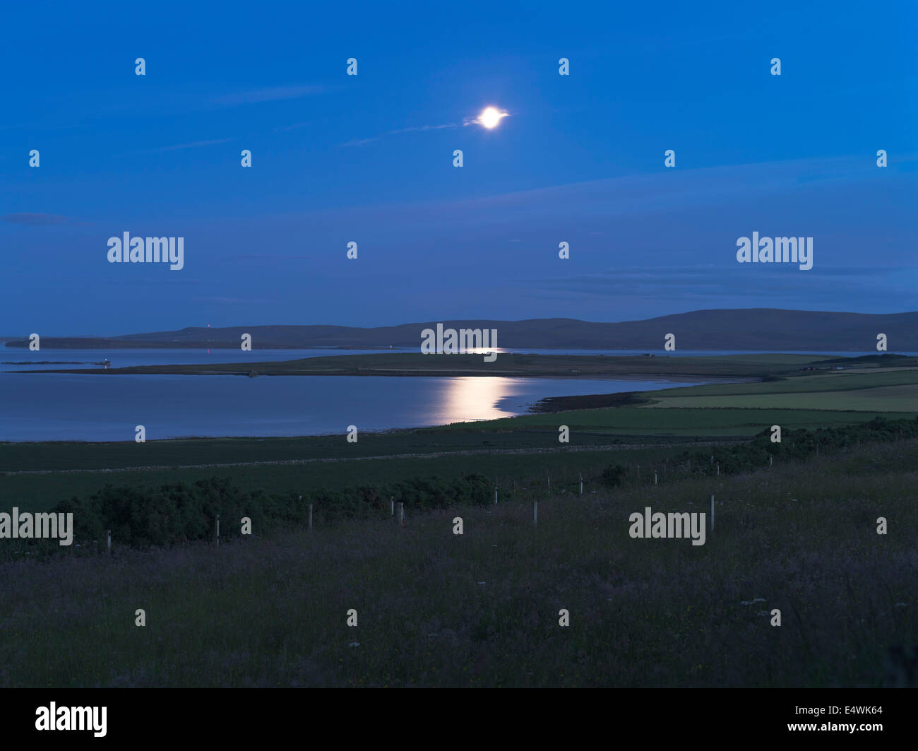 dh Scapa Flow ORPHIR ORKNEY luce luna su acqua luce luna mare cielo crepuscolo paesaggio moonlit campo paese notte campagna uk sera Foto Stock
