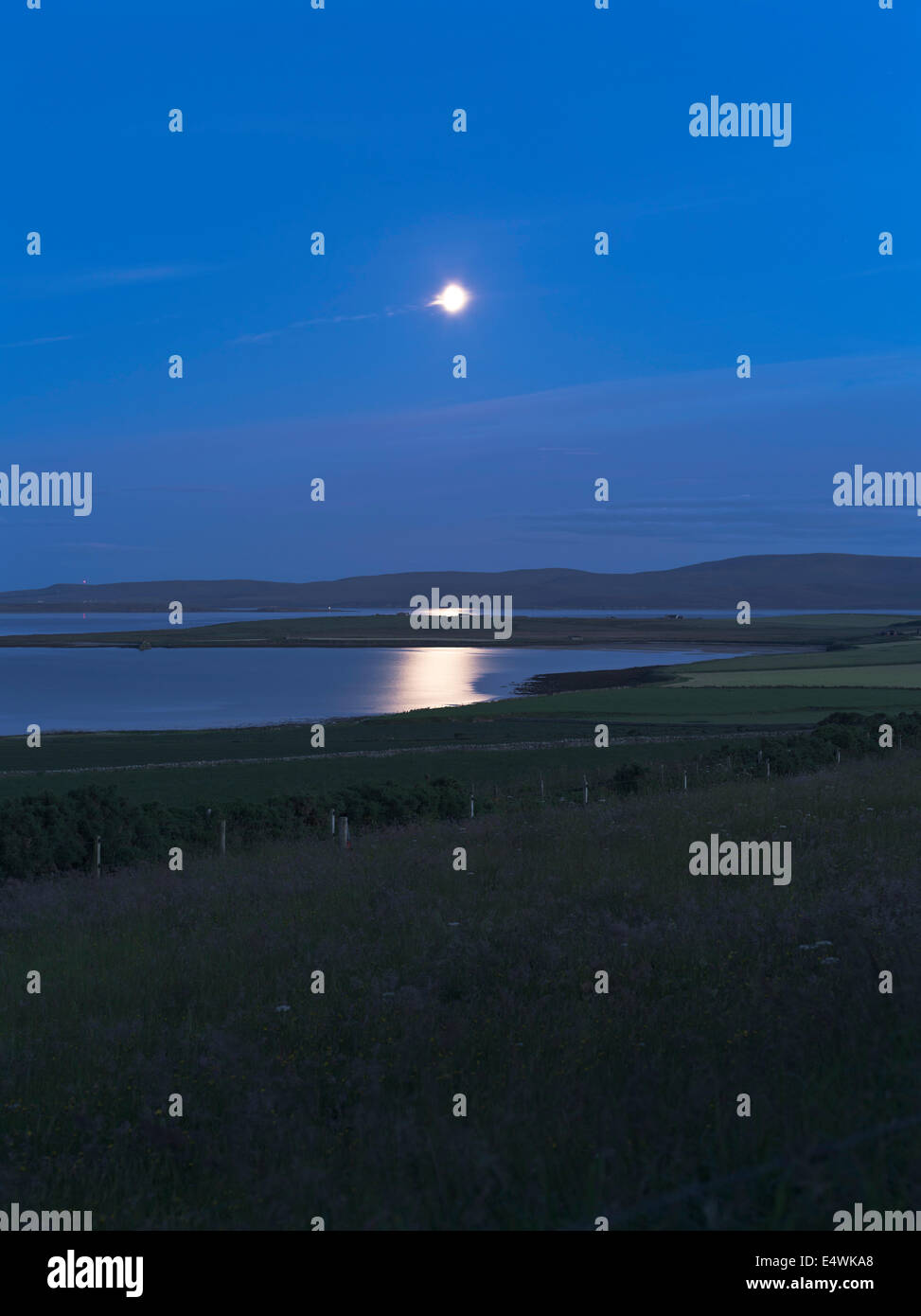 dh Dusk paesaggio Campagna SCAPA FLUSSO ORKNEY ISLES Moonlight on acqua luna luce mare cielo uk Foto Stock