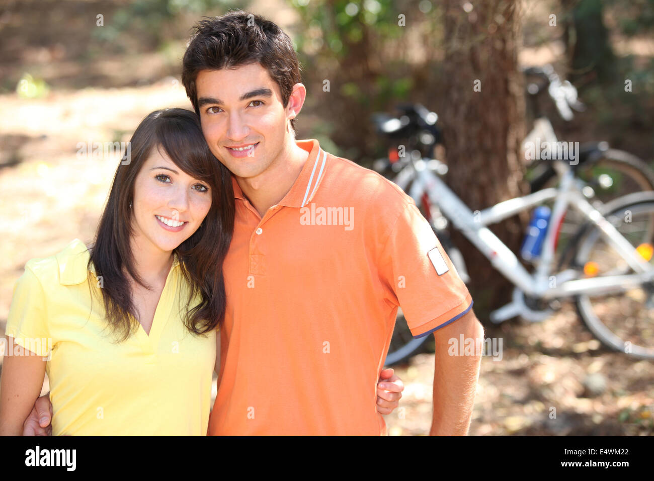 Una giovane coppia in bicicletta Foto Stock