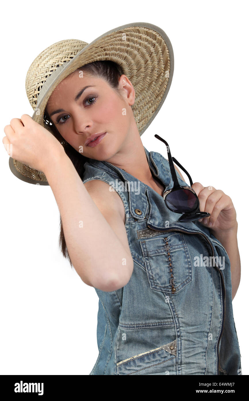Donna che indossa un largo-colmato hat Foto Stock