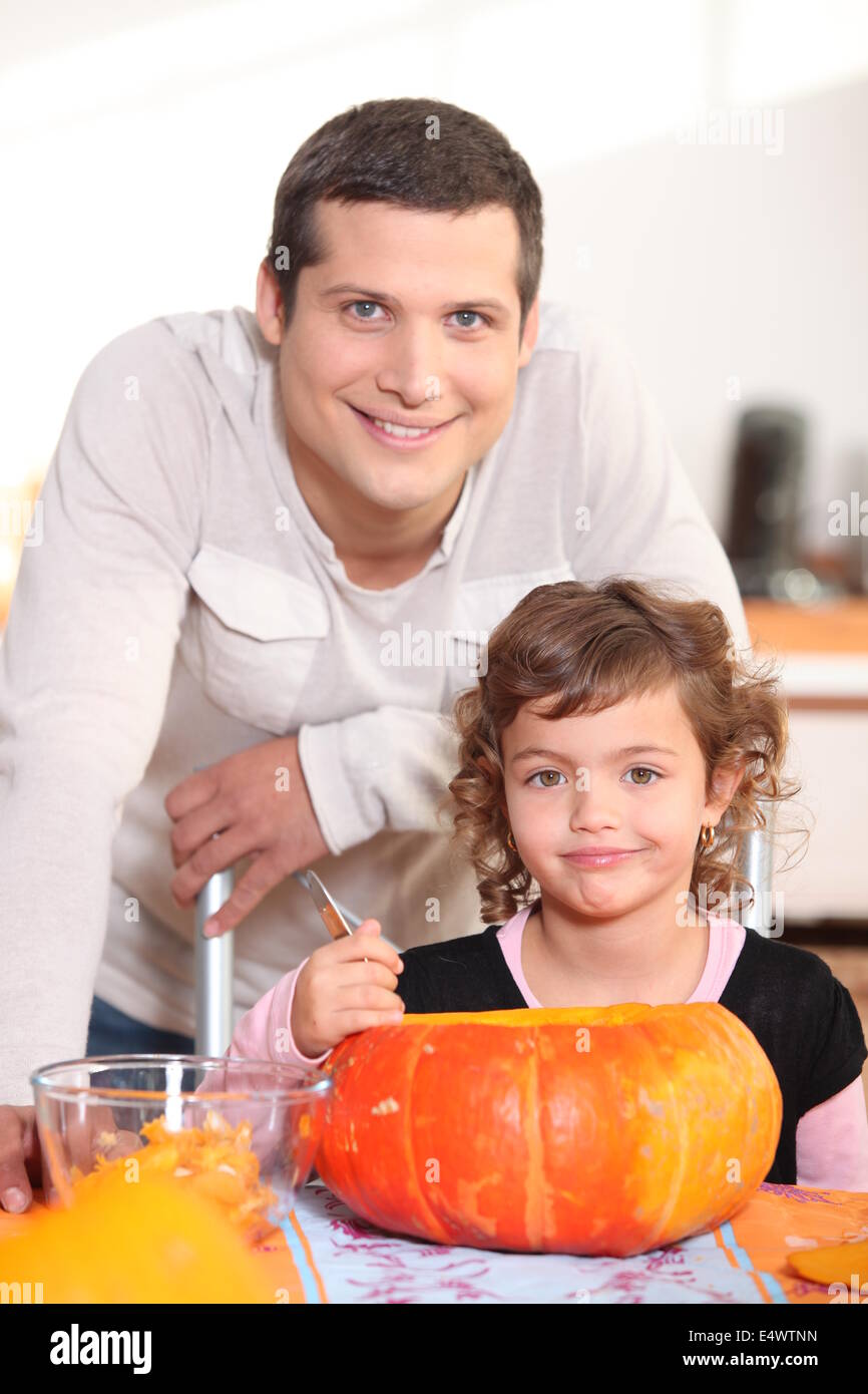 Padre e figlia carving zucche Foto Stock