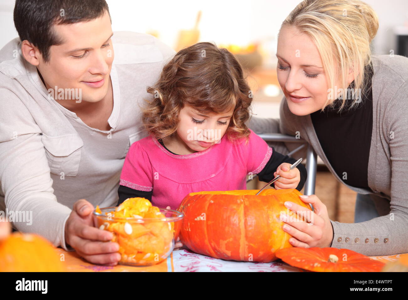 Famiglia intagliare una zucca Foto Stock