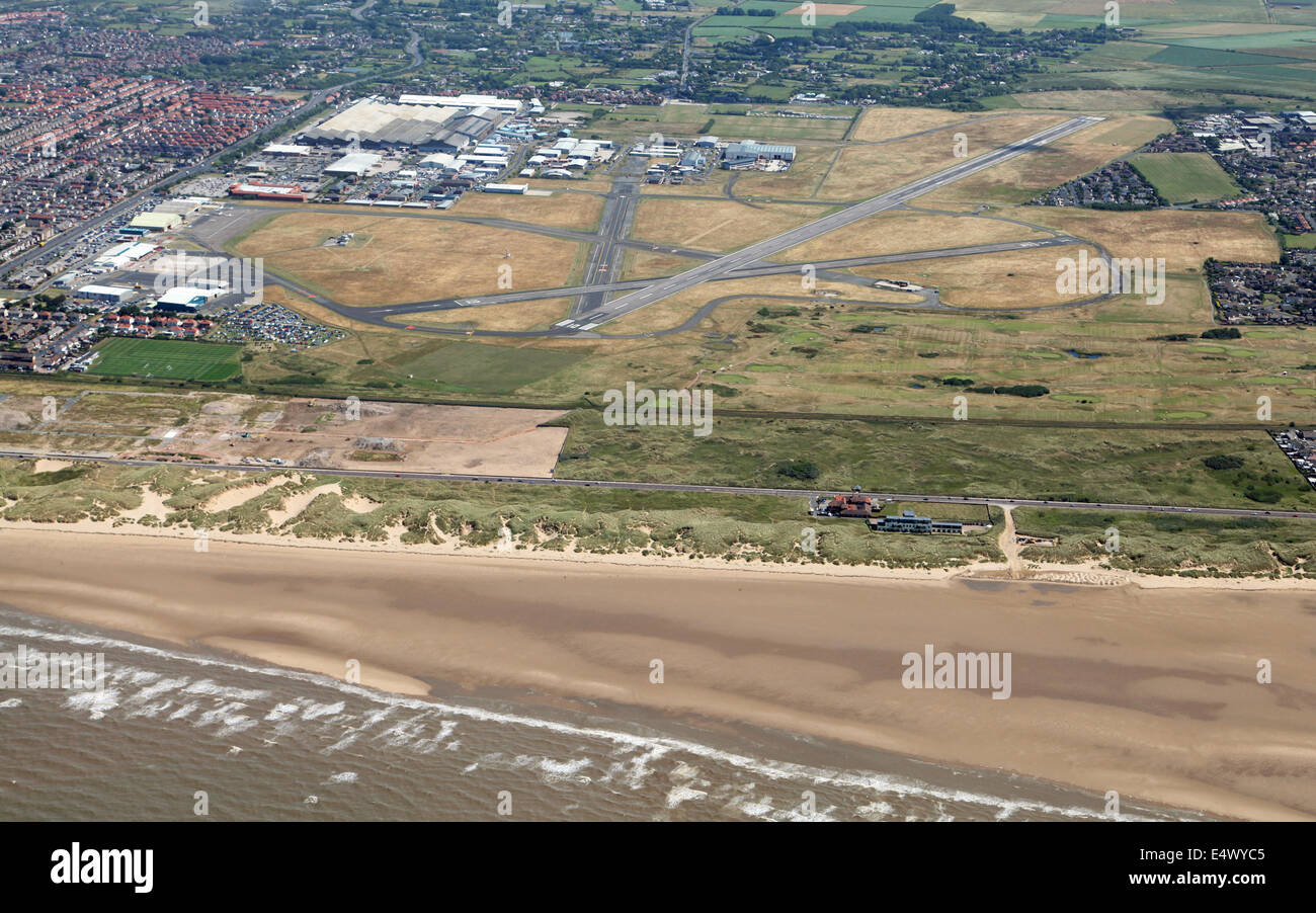 Vista aerea dell'Aeroporto Internazionale di Blackpool, precedentemente Squires Gate Airport, sulla costa di Fylde vicino a Blackpool, Lancashire, Regno Unito Foto Stock