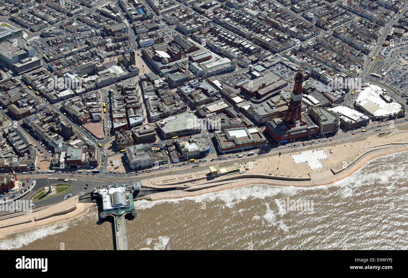 Vista aerea della Torre di Blackpool e la passeggiata sul lungomare, REGNO UNITO Foto Stock