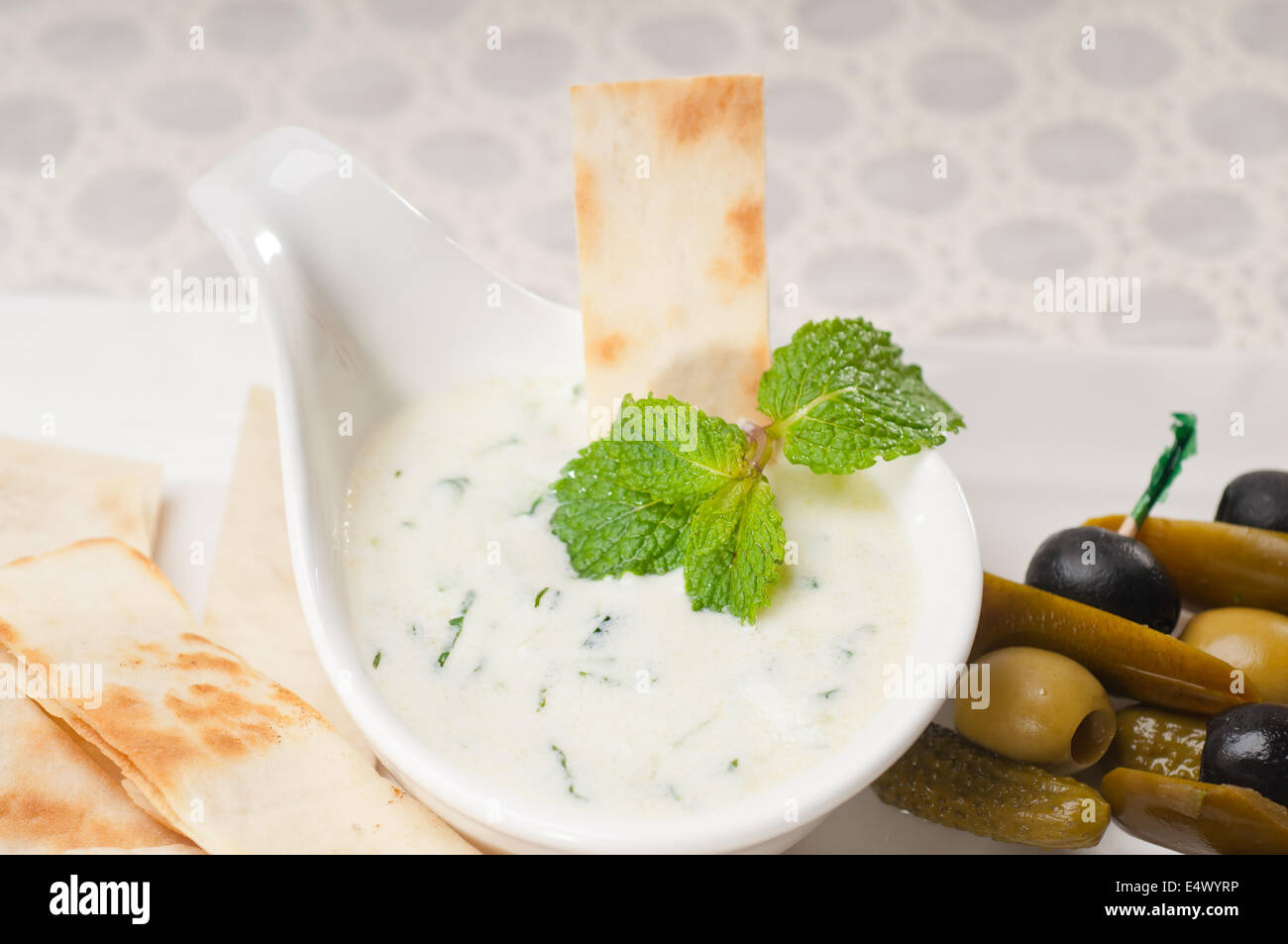 Tzatziki greco yogurt dip e di pane pita Foto Stock