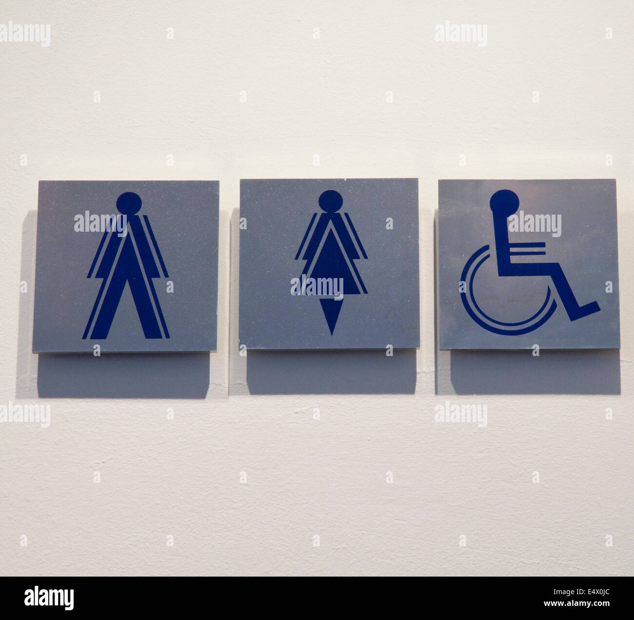 Servizi igienici indicazioni per uomini donne e disabili. Foto Stock