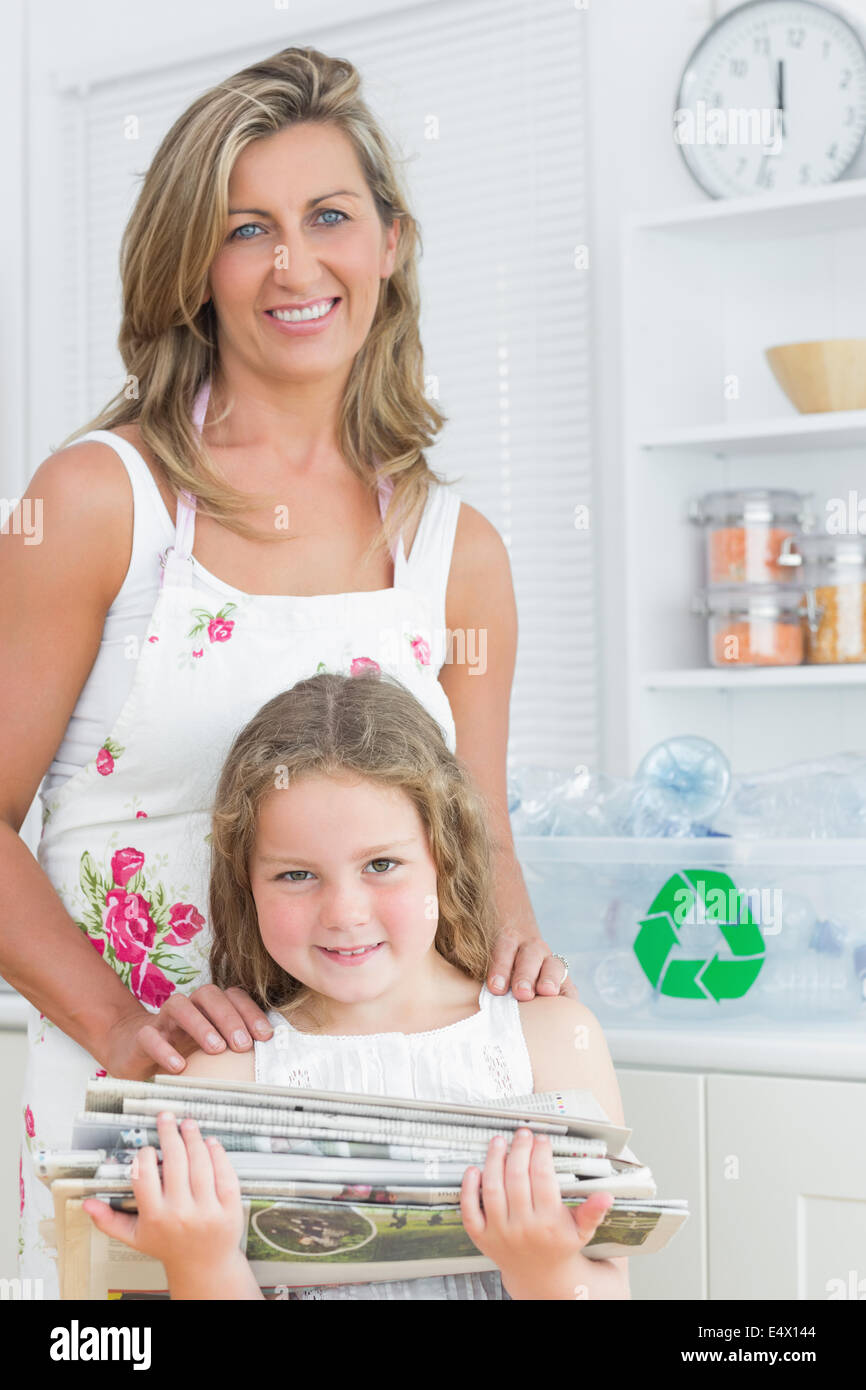 Madre di stare dietro a sua figlia Foto Stock