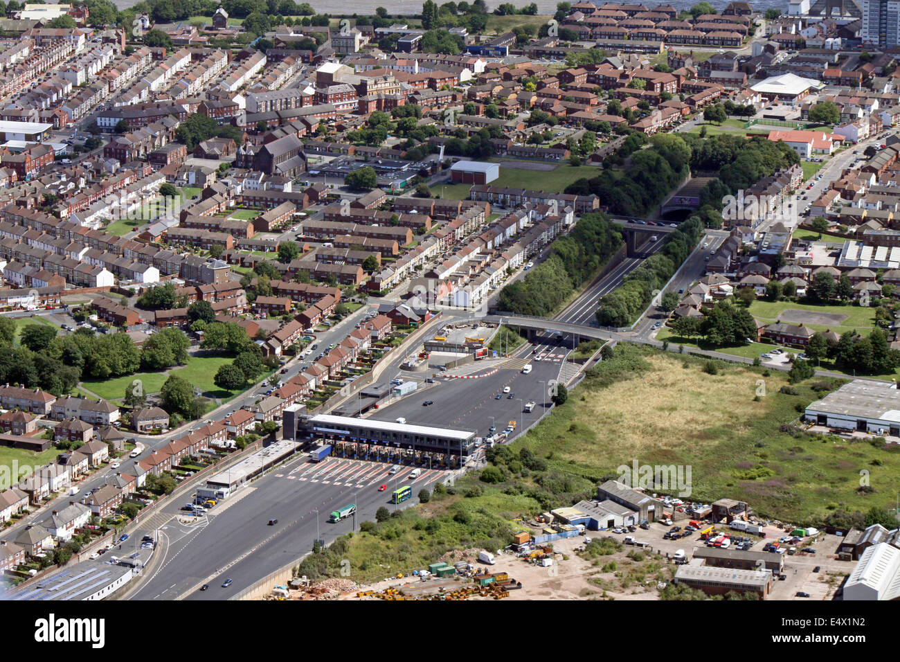 Vista aerea dell'entrata occidentale al Mersey tunnel che corre dal Wirral a Liverpool, Regno Unito Foto Stock