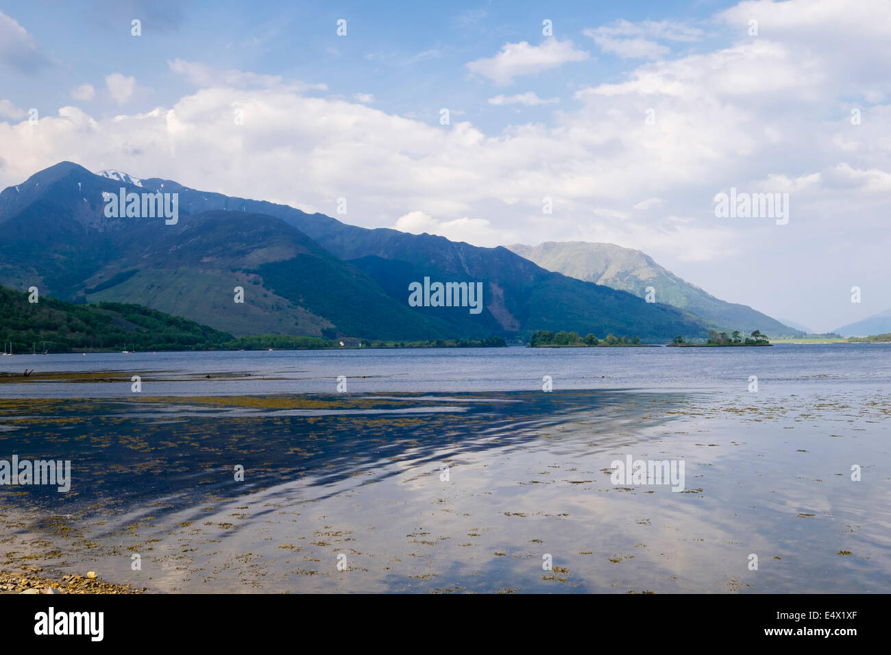 Vista su mare Loch Leven in montagna in estate in alta marea da Invercoe, Glencoe, Highland, Scozia, Regno Unito, Gran Bretagna Foto Stock