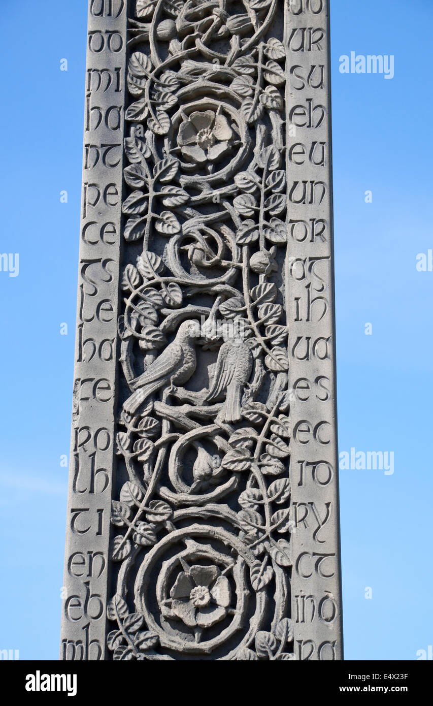 Dettaglio della croce di Caedmon sul sagrato di San Hilda's chiesa vicino a Whitby Abbey. Foto Stock
