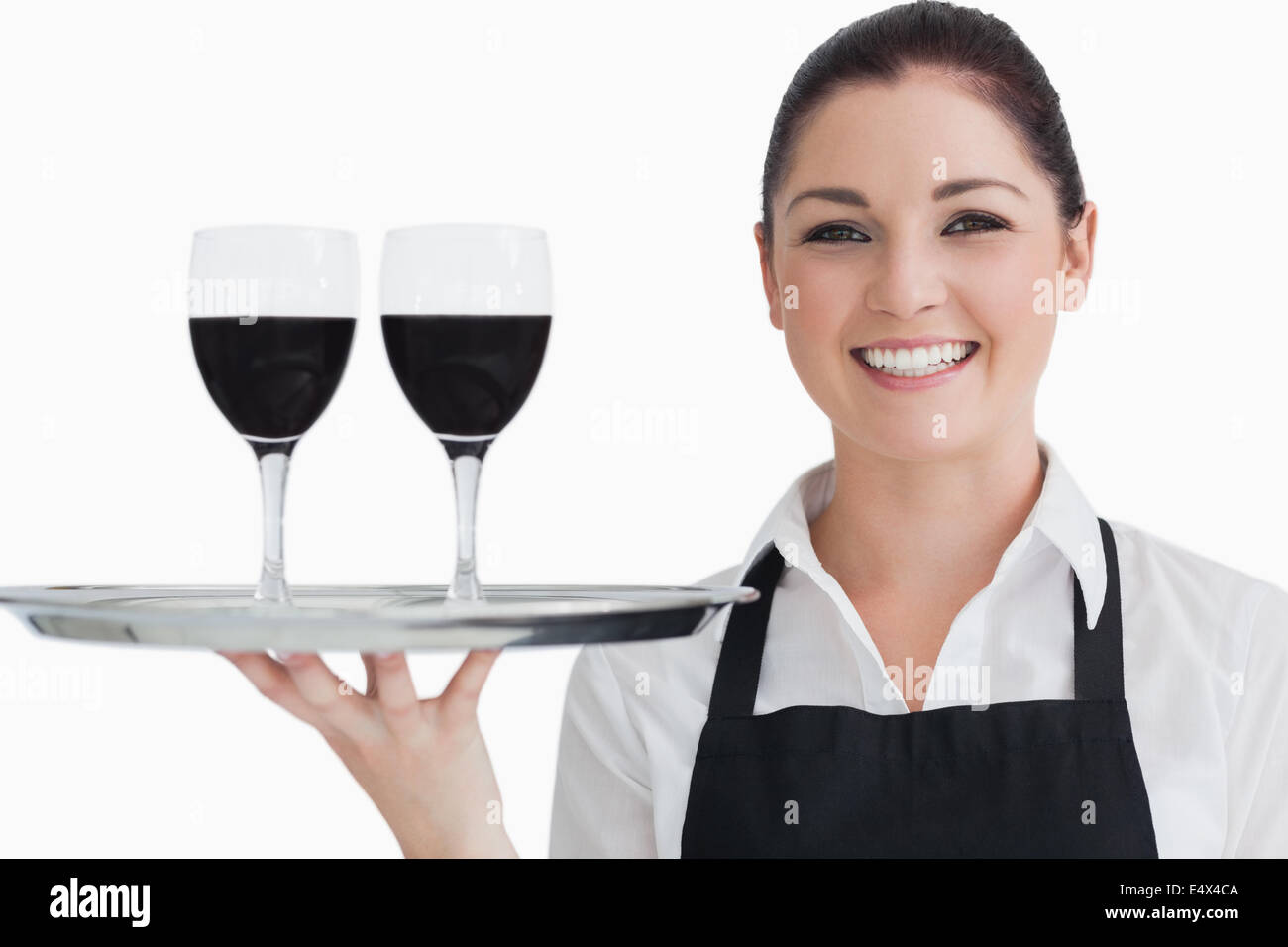 Felice cameriera tenendo due bicchiere di vino Foto Stock