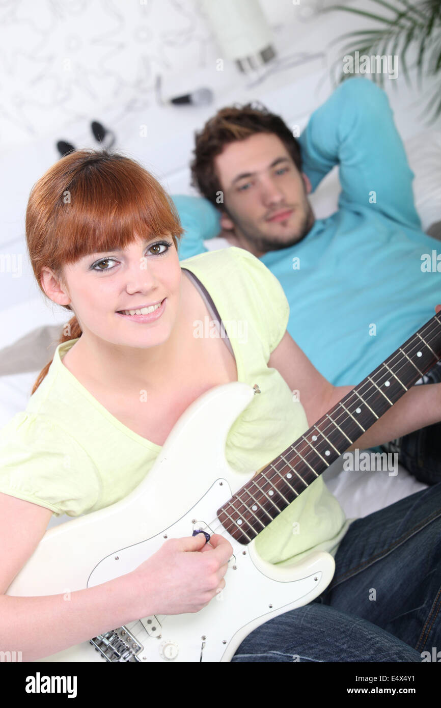 Coppia giovane di suonare una chitarra Foto Stock