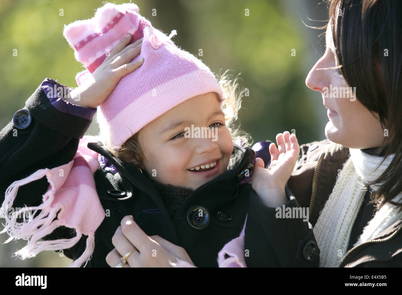 Mamma e figlia al di fuori su di un giorno di inverni Foto Stock