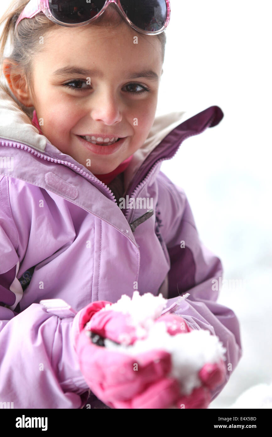 Bambina giocare nella neve Foto Stock