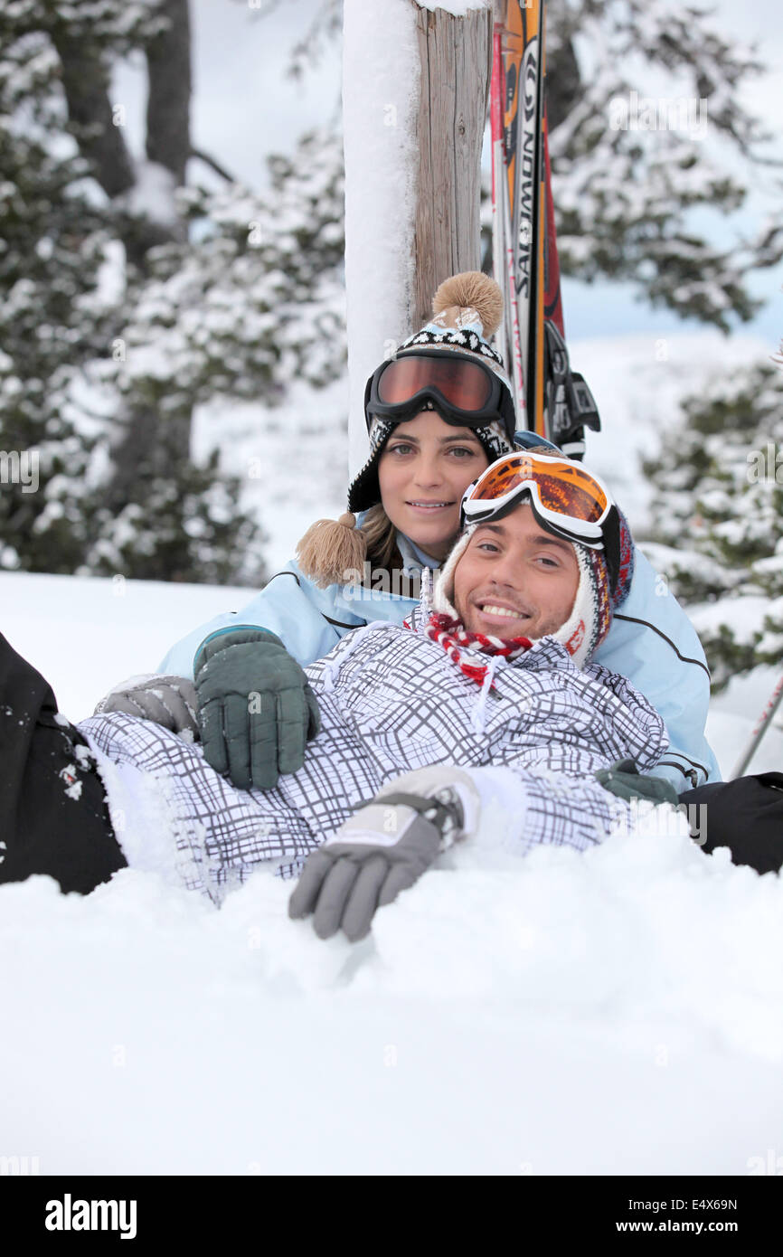 Giovane che stabilisce mentre sono in vacanza sulla neve Foto Stock