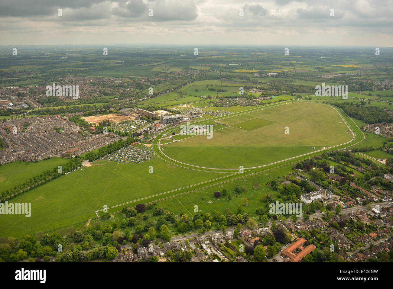 Una veduta aerea mostra York Racecourse e dintorni in un giorno nuvoloso. Foto Stock